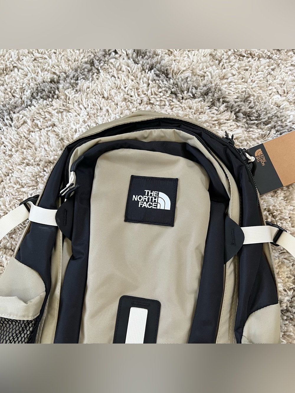đź–¤NWTđź–¤ THE NORTH FACE Hot Shot Backpack Black Beige - Picture 4 of 11